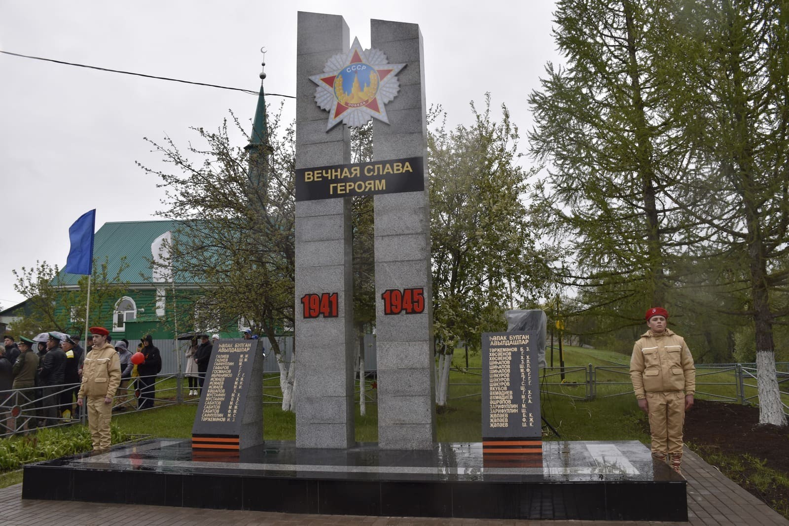 Поселок Актюбинский отмечает День Победы торжественным открытием реставрированного мемориала